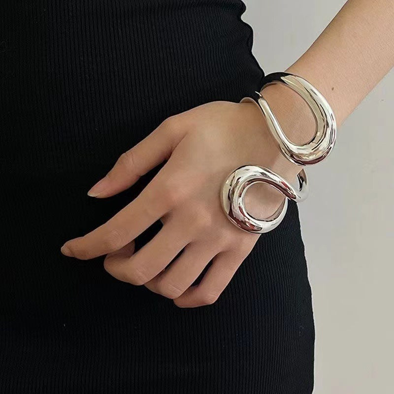 Niche Metal Geometry Streamlined Spring Bracelet