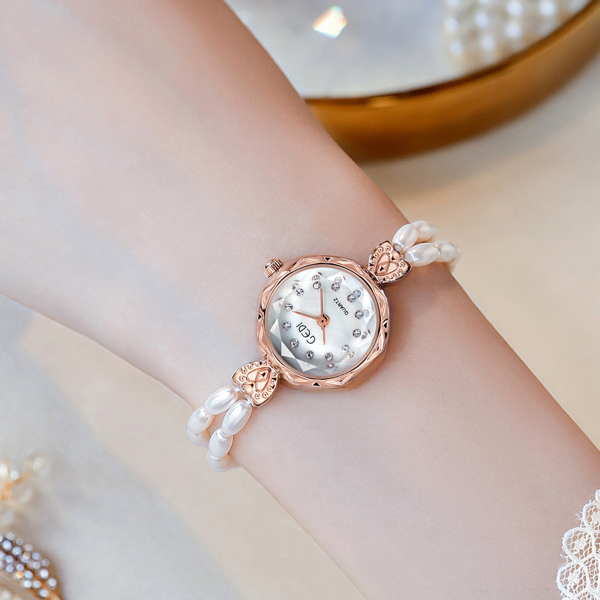 Niche Creative And Slightly Luxury Pearls Strap Watch