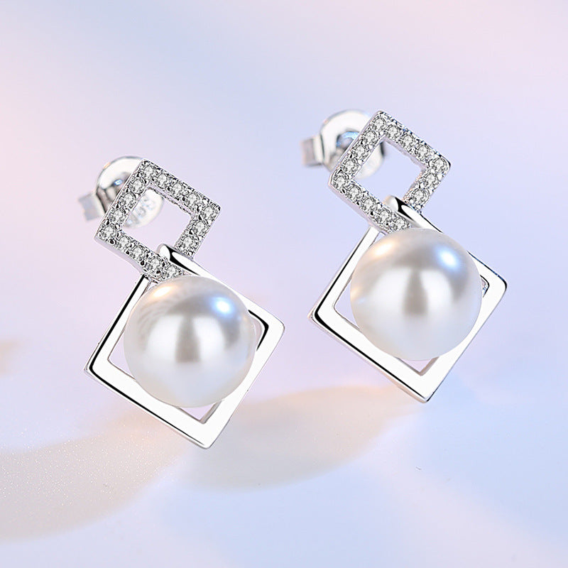 Elegant geometric silver-plated stud earrings