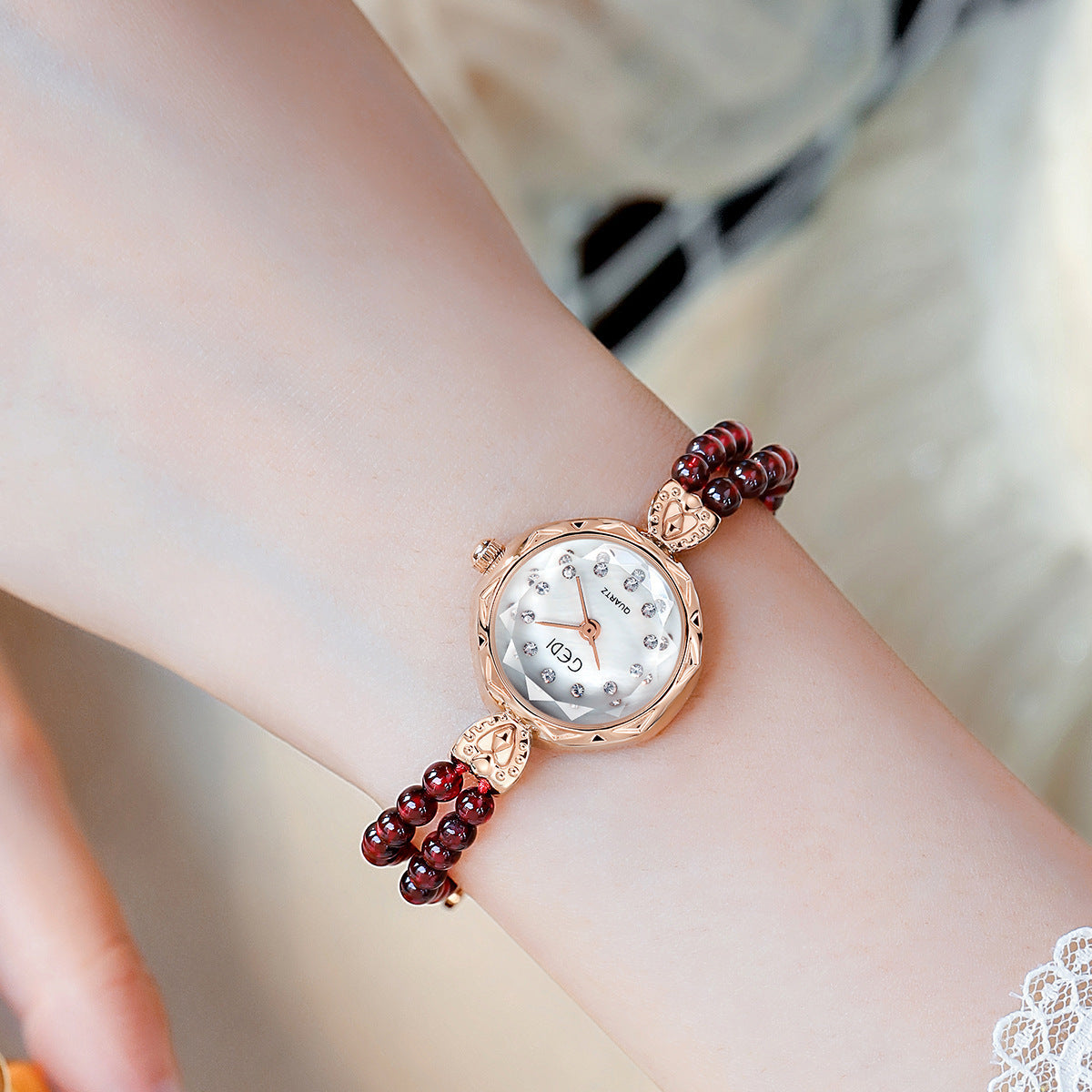 Niche Creative And Slightly Luxury Pearls Strap Watch