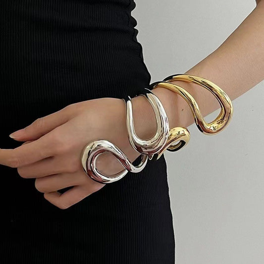 Niche Metal Geometry Streamlined Spring Bracelet